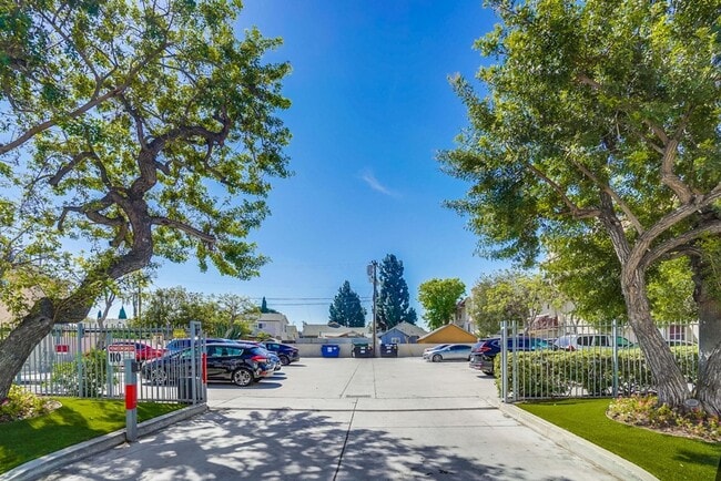 Building Photo - 3BD/2BA Apartment with Laundry In-Unit, Appliances, Tandem Parking & More | 1 MONTH FREE OAC