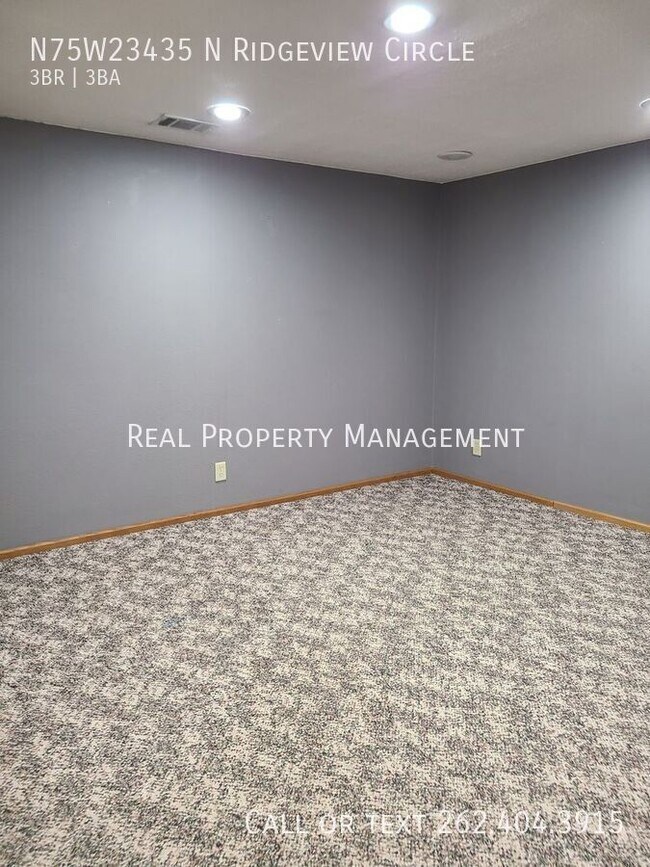 Building Photo - N75W23435 N Ridgeview Cir