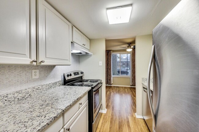 Building Photo - COMING SOON - Updated 3+2.5 End Unit w/ 2 PARKING SPACES