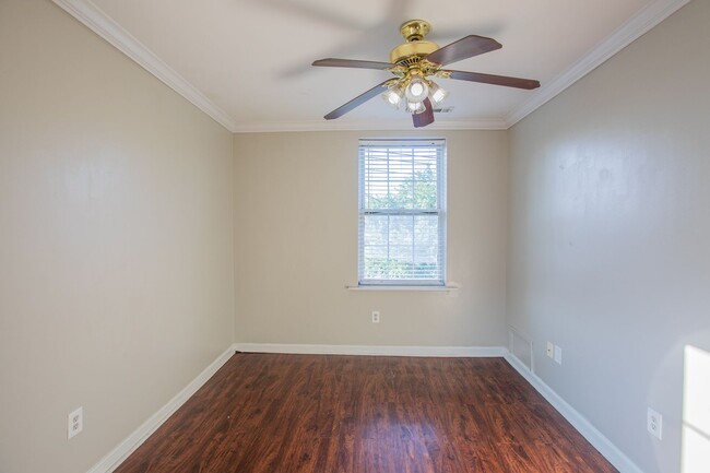 Building Photo - Lovely 2 BR/2 BA Top-Floor Apartment in Ma...