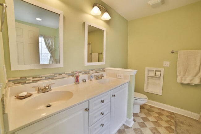 Building Photo - Upscale 3 to 4 BR home in The Willows at Leland. Two car garage, community pool!