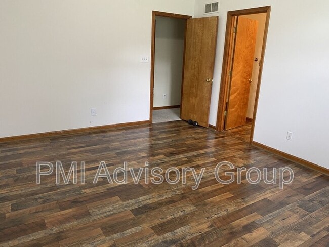 Building Photo - 5435 SW Urish Rd
