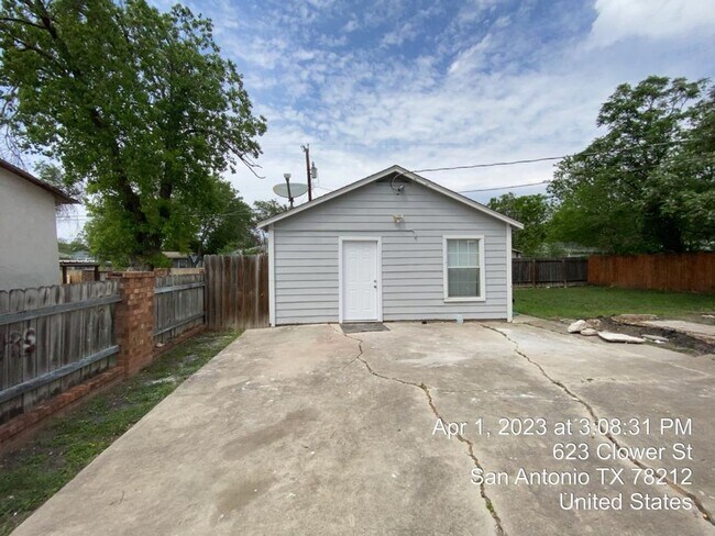Building Photo - Stylish and Spacious 4-Bedroom Home PLUS C...