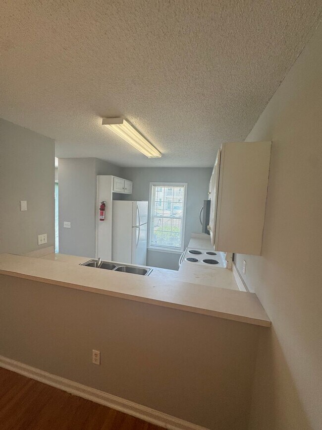 Building Photo - ~~HORTON PLACE ~~ FIRST FLOOR CONDO ~~