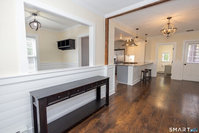 Building Photo - 387 Buckland St