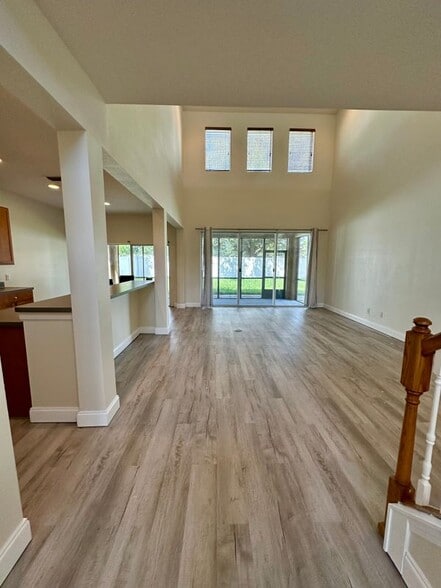 Building Photo - 14227 Wake Robin Dr