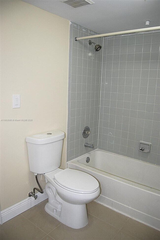 Building Photo - 2820 N Oakland Forest Dr
