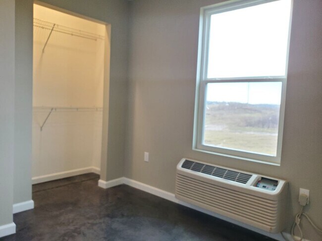 Building Photo - 3 Bedroom, 1.5 Bath Duplex