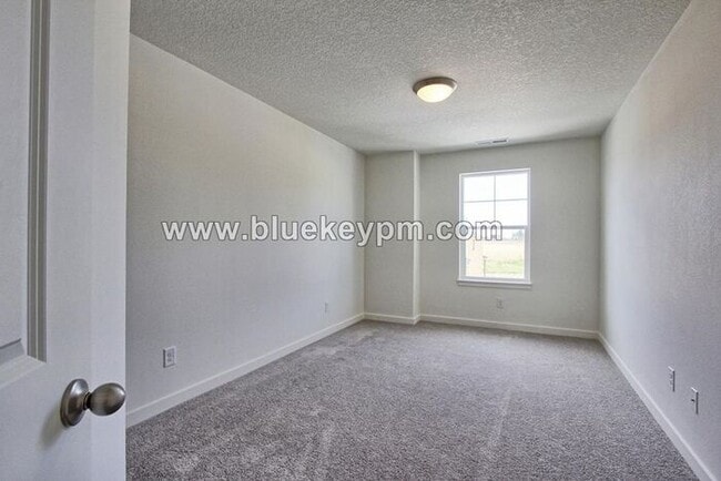 Building Photo - 3 Bed, 2.5 Bath Home in Ridgefield's McCormick Creek Subdivision