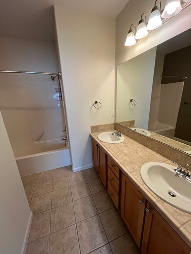 Building Photo - 10308 SW Hollyridge Ln