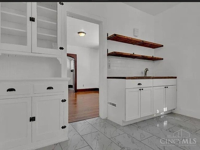 Building Photo - 4363 Ridgeview Ave