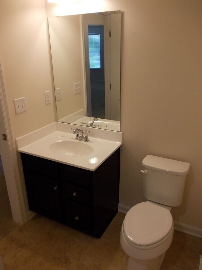 Building Photo - Convenient 3 Bed, 2.5 Bath Townhome near U...