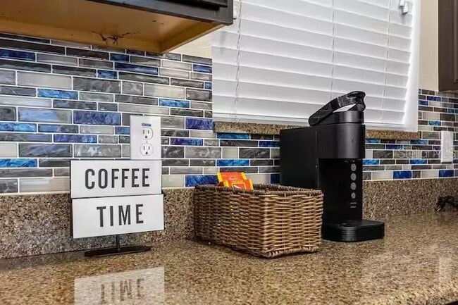 Building Photo - 8802 Bamboo Palm Ct