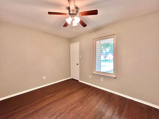 Building Photo - 3305 Oak Alley