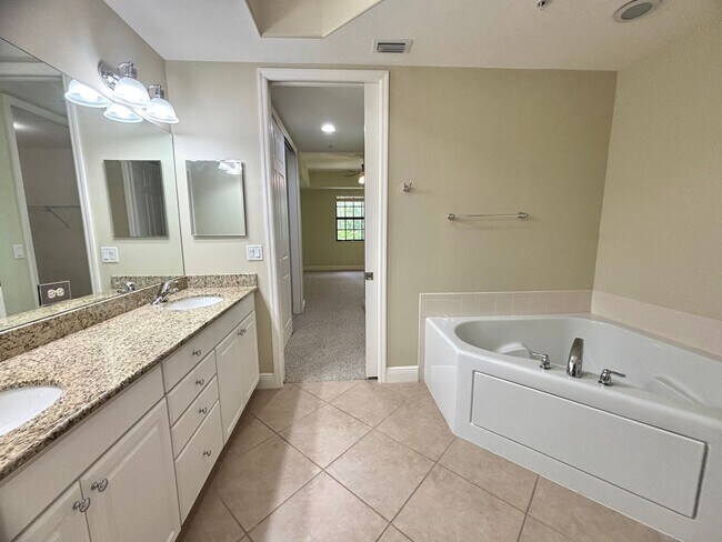 Building Photo - Spacious 3 Bed, 2 Bath Condo with 1 Car Ga...