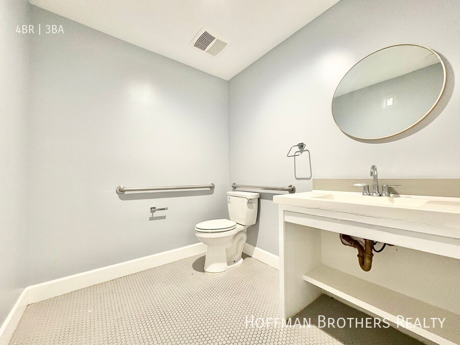 Building Photo - 6032 Romaine St