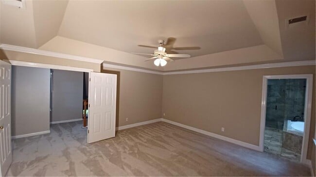 Building Photo - 5190 Southlake Dr