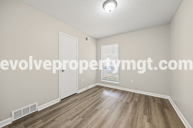 Building Photo - Charming Collierville home in PRIME location!
