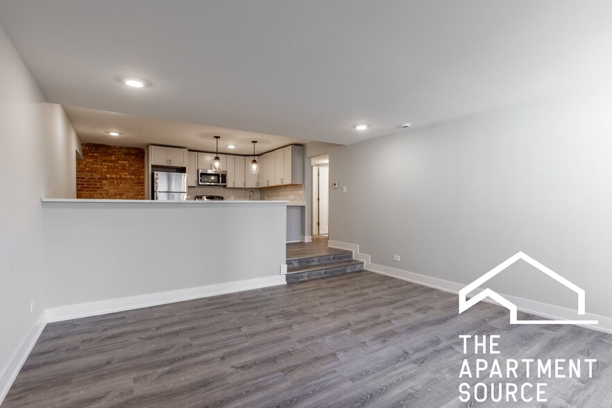 Building Photo - 1214 N La Salle Dr