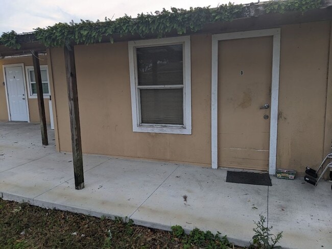 Building Photo - 1818 Rhoades Terrace