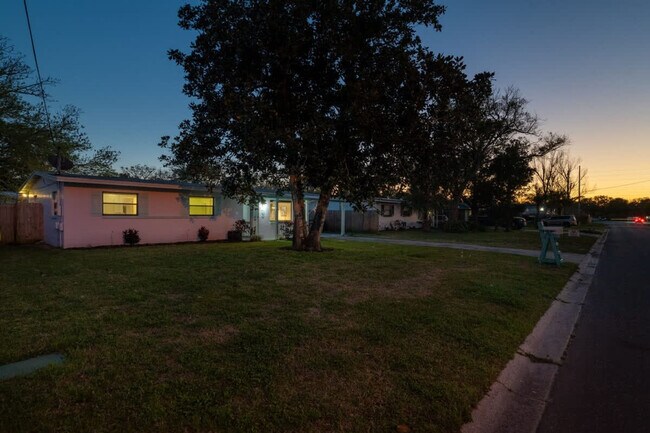 Building Photo - 106 N 17th Ave S