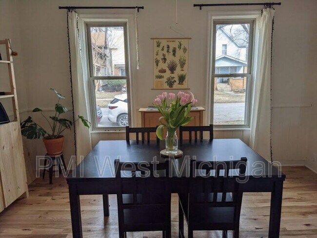 Building Photo - 103 Fitzhugh Ave SE