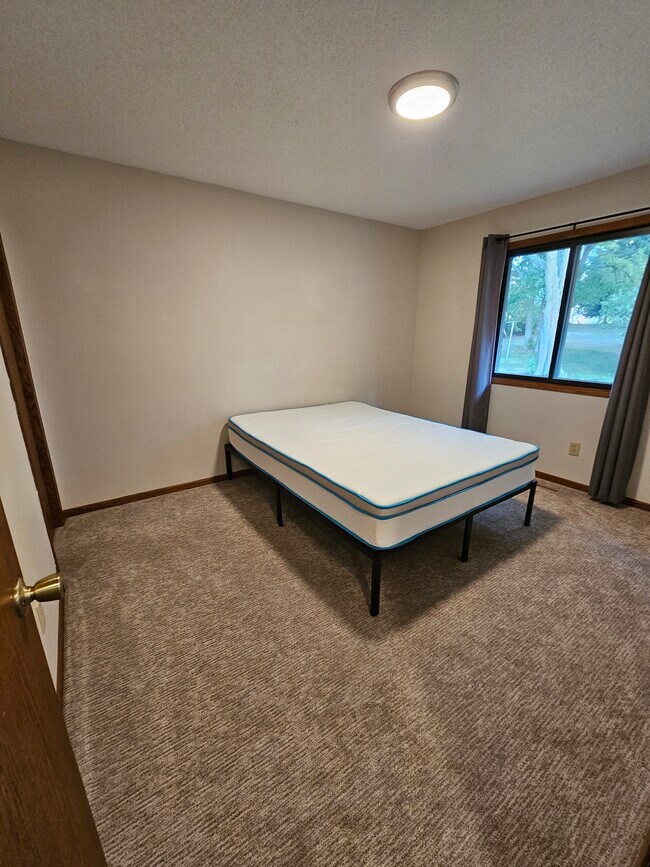 Building Photo - 216 Union St NE