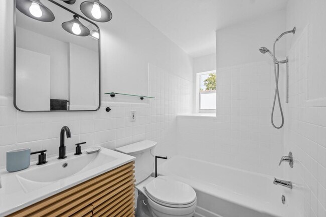 Building Photo - 2021 Plunkett St