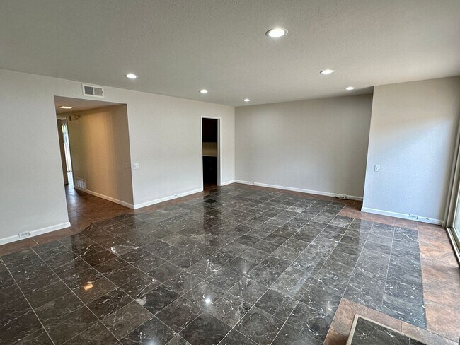 Building Photo - 3266 Loma Riviera Dr