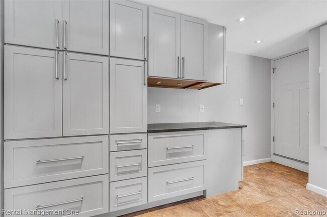 Building Photo - 3015 High Pointe Ct