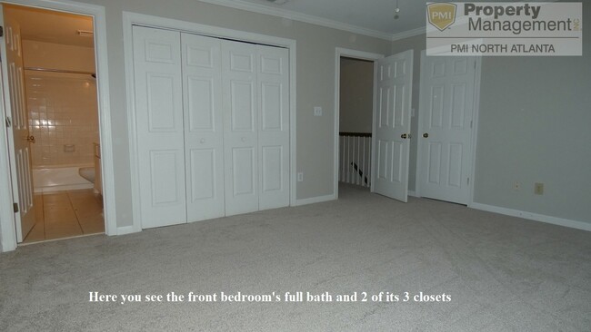 Building Photo - Charming townhome is gated community!