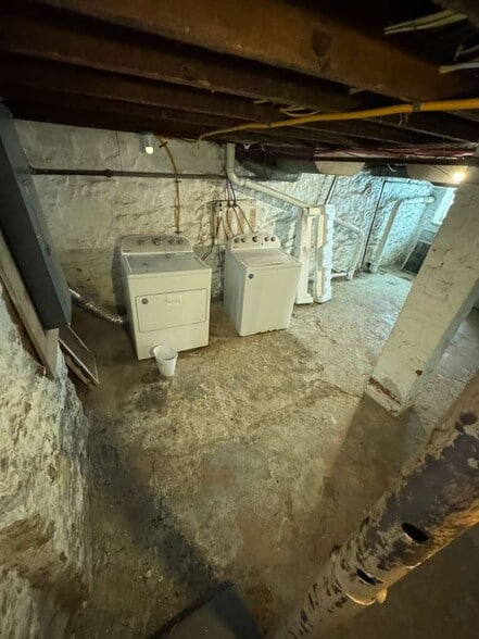 Building Photo - 1948 Broadway Ave