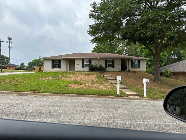 Building Photo - 801 Faircreek Ln
