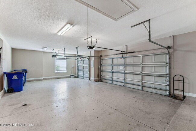Building Photo - 263 Stonewell Dr
