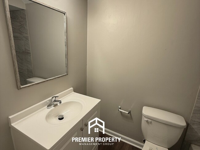 Building Photo - 4627 Chelwood Dr