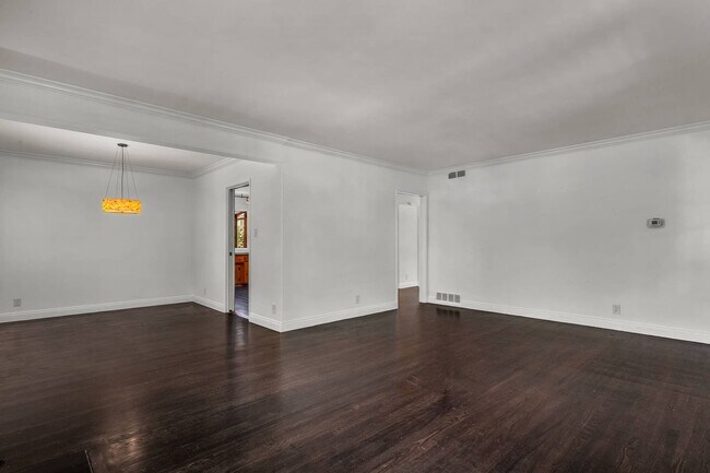 Building Photo - 2 bed + 2 bath in amazing location!!