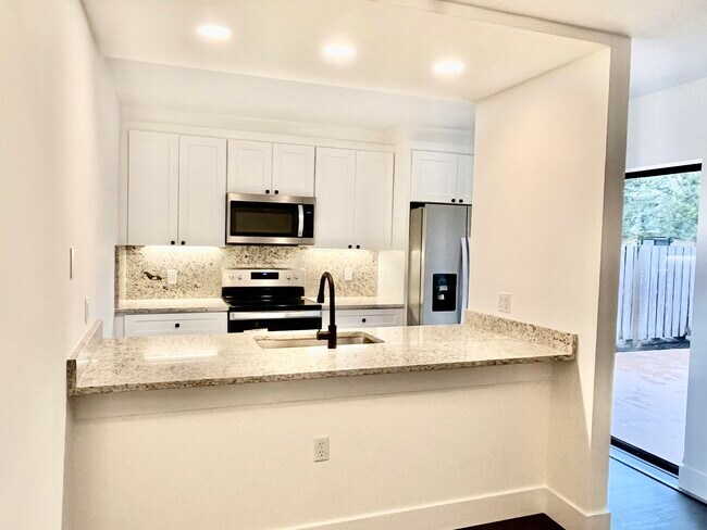 Building Photo - 904 9th Way