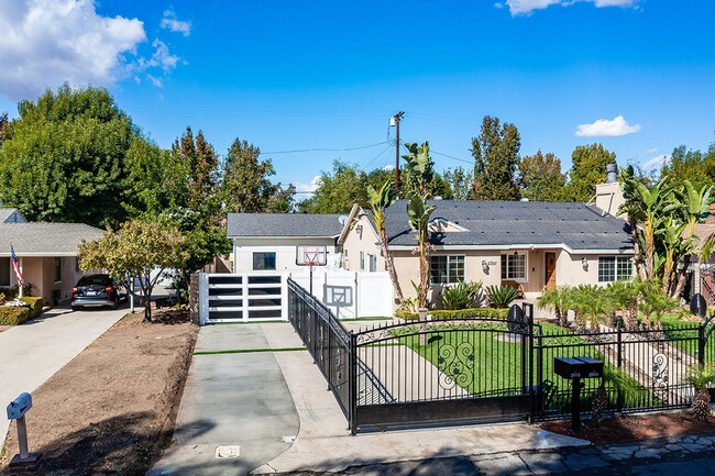 Building Photo - A Stunning 3 bed in Woodland Hills