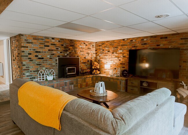 Building Photo - 244 Toby St