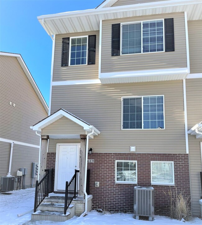 Building Photo - Sublease - Ankeny 3 Bedroom Townhome Avail...