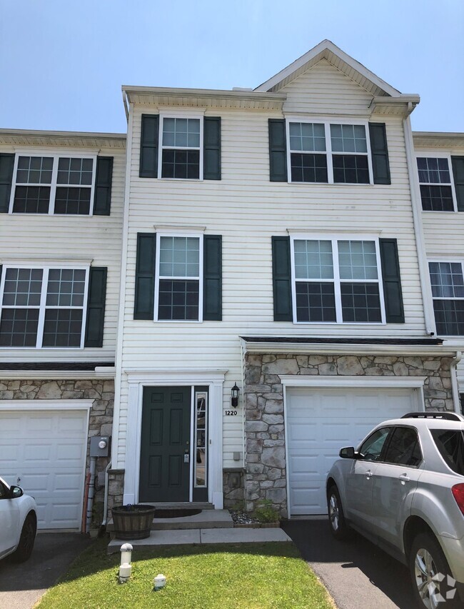 Building Photo - Move in Ready Jackson Hts Townhome!!