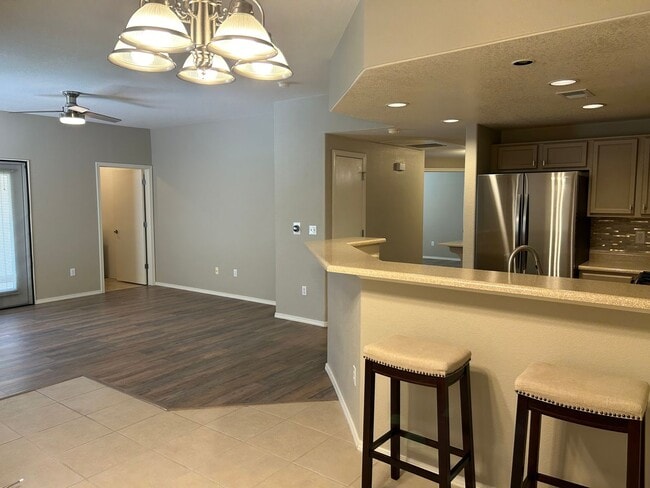 Building Photo - Charming Condo | 2 Bed / 2 Bath | Garage |...