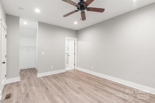 Building Photo - 712 Seldon Dr