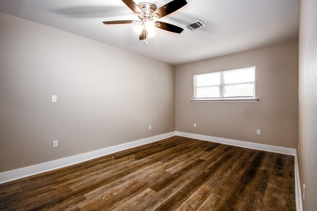 Building Photo - 207 Del Monte Ln