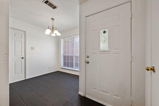 Building Photo - 4601 W Creek Cir