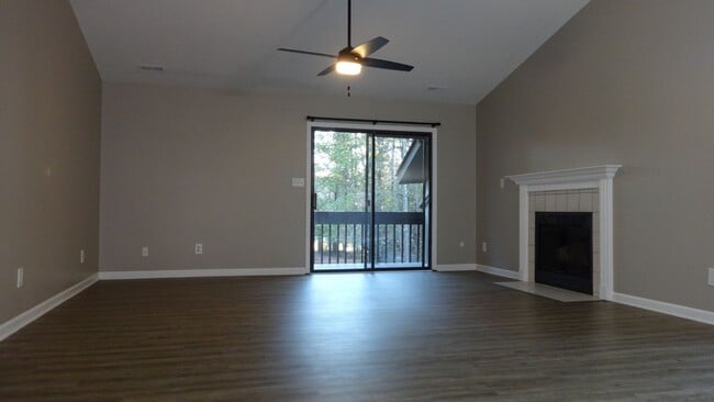 Building Photo - Beautiful 2 Bed/2 Bath Condo - Hardwood Floors - Granite Counters - Gas Fireplace - Community Pool