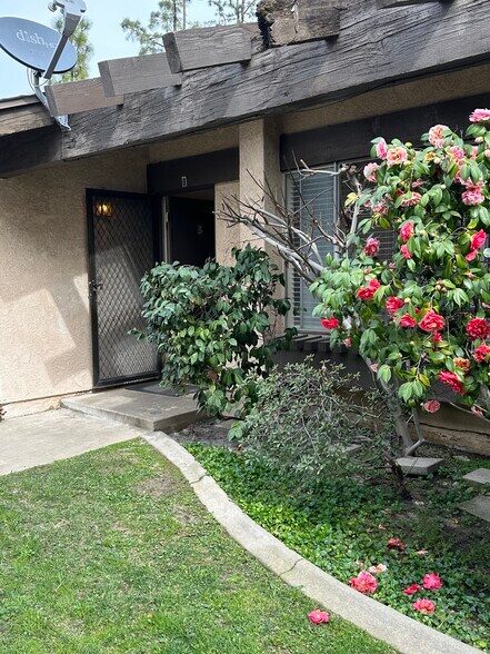 Building Photo - 1082 W Pine St