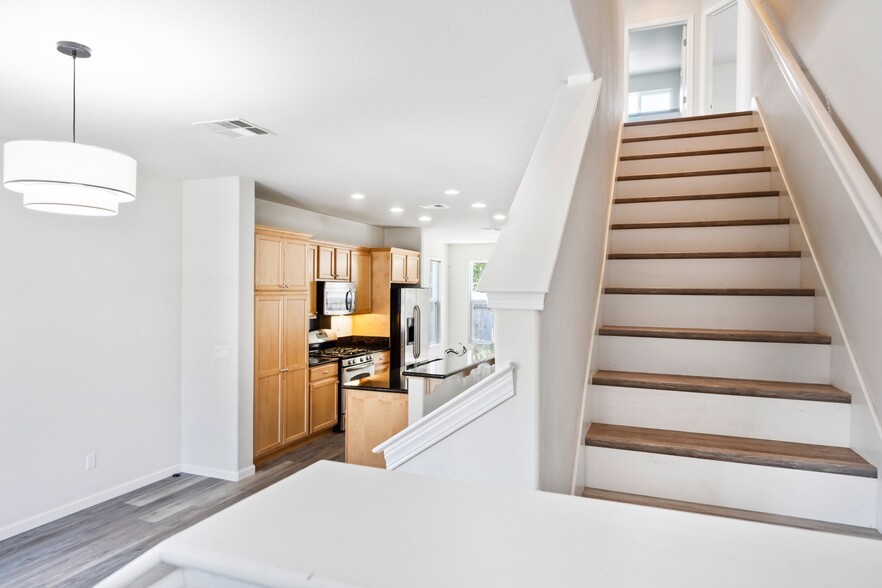 Building Photo - 9437 Dunbar Dr