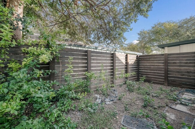 Building Photo - Historic Charm Near The Pearl