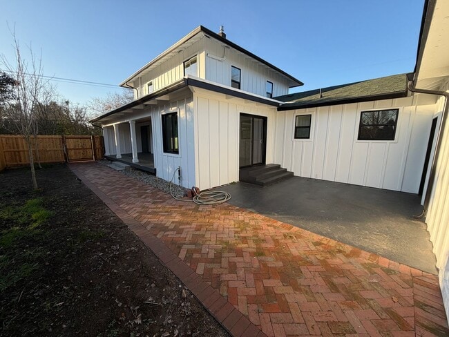 Building Photo - WAL2 - FULLY renovated 3 bed 1.5 bath Duplex on OAKWAY!